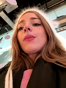 LoraaDoll live sex cam