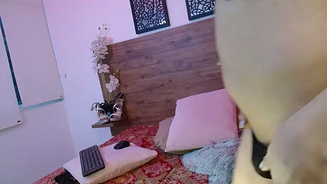 LAURALUXE live sex cam