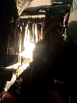 ShysluutGia live sex cam