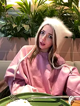 LoraaDoll live sex cam