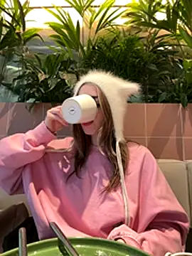 LoraaDoll live sex cam