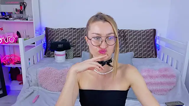 MysticRoxanne's cam snapshot