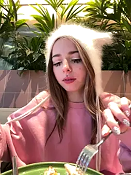 LoraaDoll live sex cam