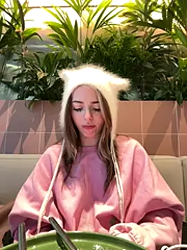 LoraaDoll live sex cam