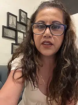 MirandaLatinaLovely live sex cam