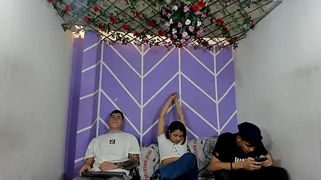 lau_and_boys18 live sex cam