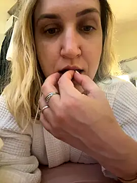 Bia_sexynovaes live sex cam