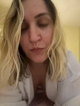 Bia_sexynovaes live sex cam