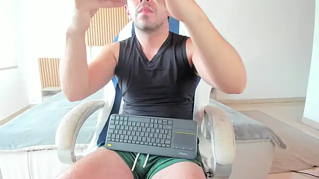 SuxxDiego's cam snapshot