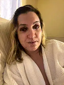 Bia_sexynovaes live sex cam