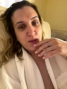 Bia_sexynovaes live sex cam