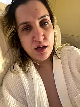 Bia_sexynovaes live sex cam