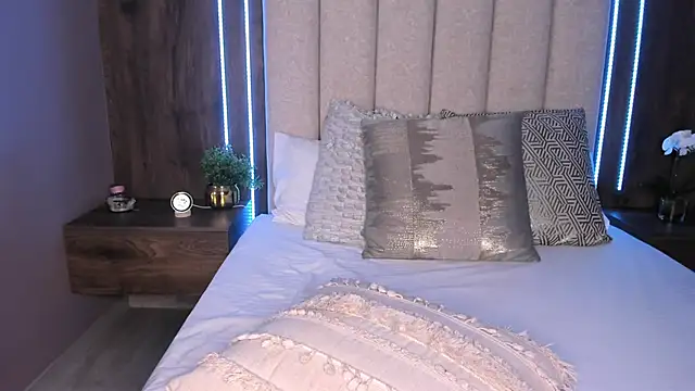 LucySalvatore_'s cam snapshot