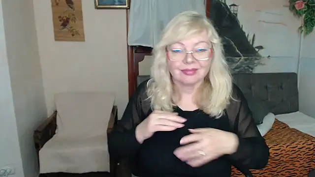 EvelynLoveShy live sex cam