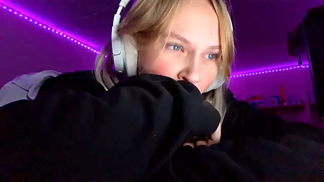 KarinRobertson live sex cam