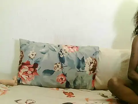 BrunetteNaomi8's cam snapshot