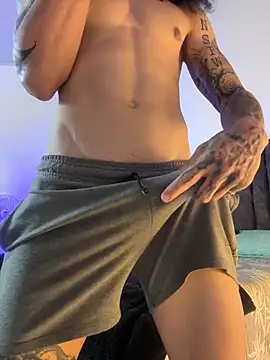 tommylongxx live sex cam