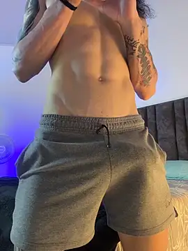 tommylongxx live sex cam