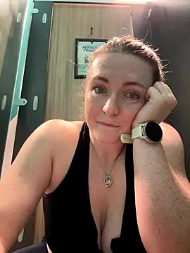 BustyBonnieUK live sex cam