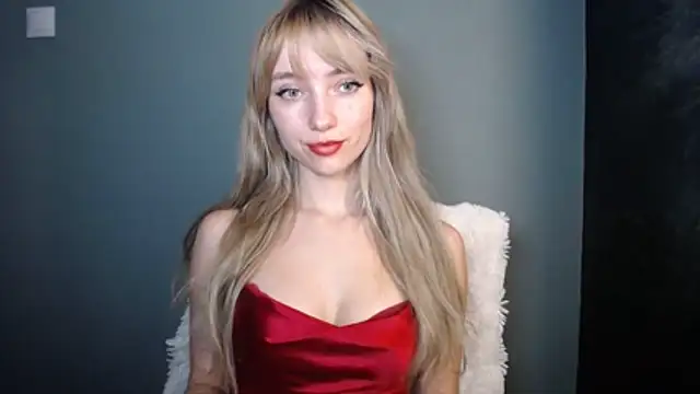 LuciaYoung live sex cam