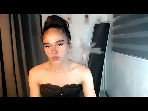 LauraSoHot live sex cam