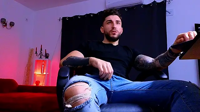 MightyAaron66 live sex cam