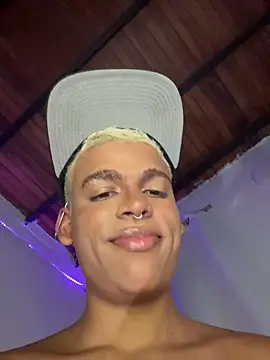 MrLeoLatino live sex cam