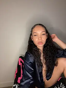 nikkiloveee live sex cam