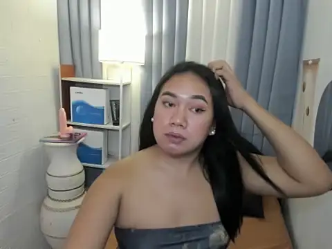 TsUncutKaren live sex cam