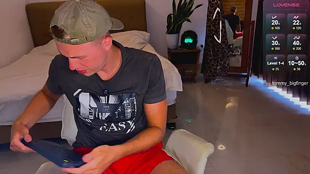 tommy_cumfinger live sex cam