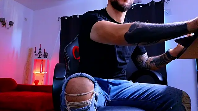 MightyAaron66 live sex cam