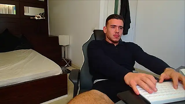 ElijahThorne live sex cam