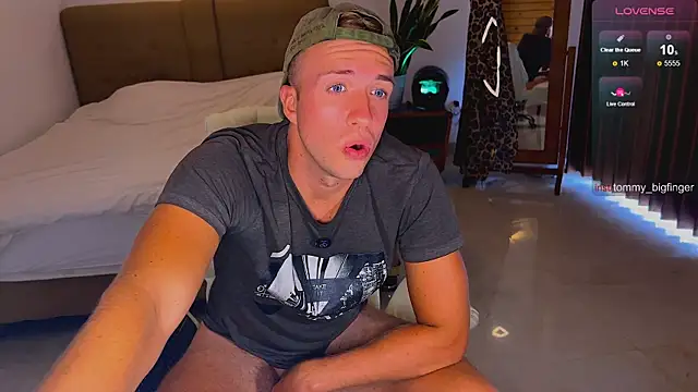 tommy_cumfinger live sex cam