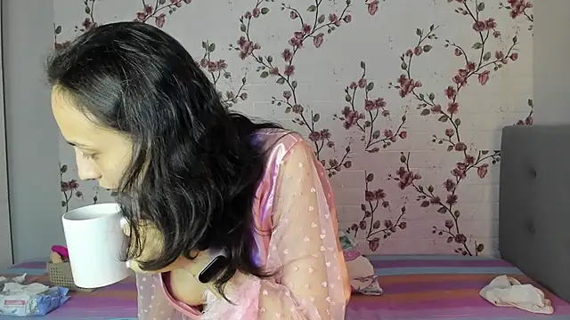 Alisagold90 live sex cam