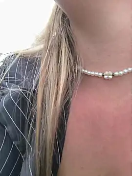 Mona_Plus live sex cam