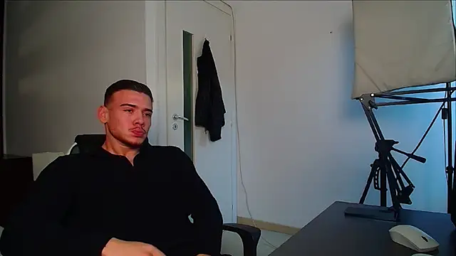 ElijahThorne live sex cam