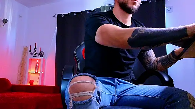 MightyAaron66 live sex cam