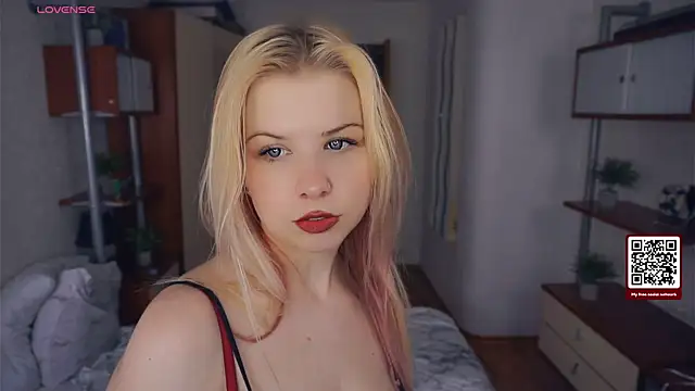 LynetHakes live sex cam