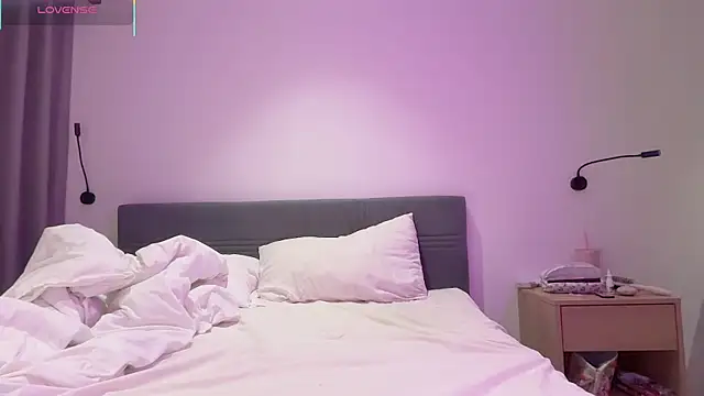 AlicePinkhead live sex cam