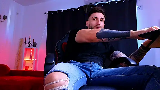 MightyAaron66 live sex cam