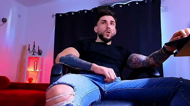 MightyAaron66 live sex cam