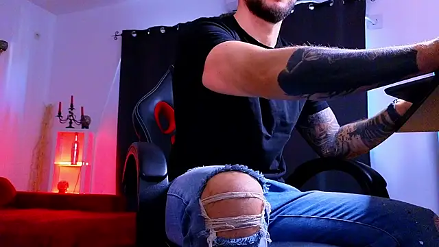 MightyAaron66 live sex cam