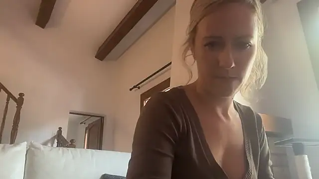 Emmy_frenchie live sex cam