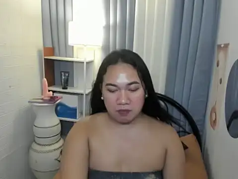 TsUncutKaren live sex cam