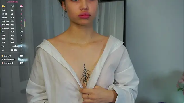 JunieTrippett live sex cam