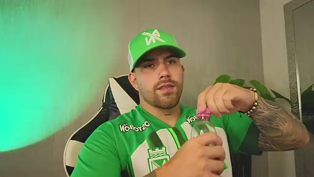 Ades_Lowe live sex cam