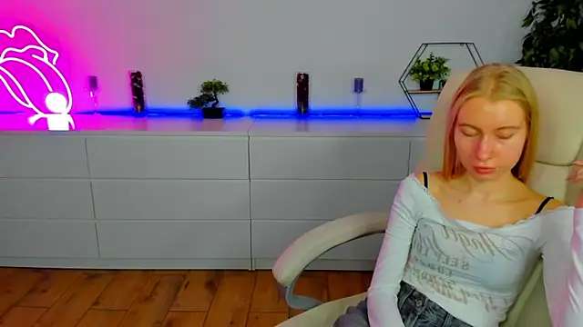 Alina_Blonde live sex cam