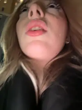 LoraaDoll live sex cam