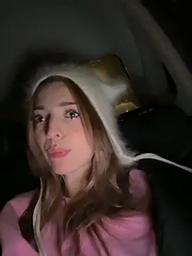 LoraaDoll live sex cam