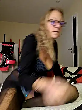 HotWifeLyn68 live sex cam